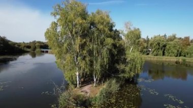 Gölün ortasındaki küçük bir adadaki av kulübesinde 4K video kaydı. Hava görünümü