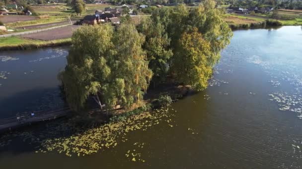 Video Záběry Lovecká Lóže Malém Ostrůvku Uprostřed Jezera Letecký Pohled — Stock video