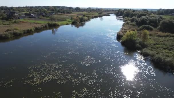 Videobeelden Jachthut Een Klein Eiland Het Midden Van Het Meer — Stockvideo