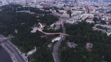 Ukrayna 'nın başkenti Kyiv' deki Volodymyrska Gorka ve Khreschaty parklarını birbirine bağlayan yaya cam köprüsünün hava görüntüsü. 4k kalitesinde 4k video kaydı.