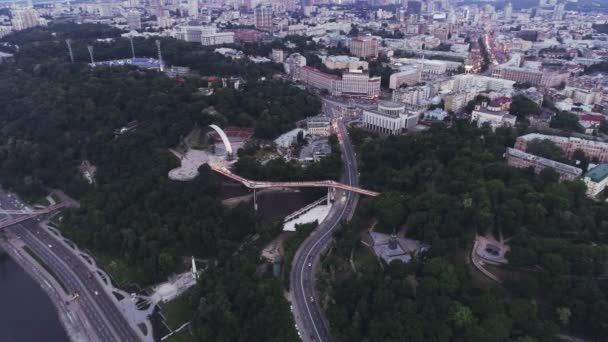 Flygfoto Över Gångbro Kiev Förbinder Två Parker Volodymyrska Gorka Och — Stockvideo