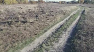 Sahaya FPV İHA 'sını gönderin. İHA 'da uçuş eğitimi. Hava görüntüsü. Başka bir İHA ile bir spor aracının izini sürmek