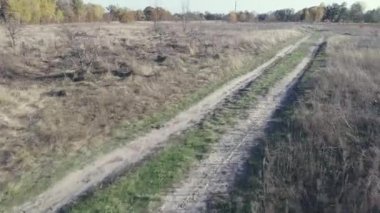 Sahaya FPV İHA 'sını gönderin. İHA 'da uçuş eğitimi. Hava görüntüsü. Başka bir İHA ile bir spor aracının izini sürmek