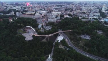 Ukrayna 'nın başkenti Kyiv' deki Volodymyrska Gorka ve Khreschaty parklarını birbirine bağlayan yaya cam köprüsünün hava görüntüsü. 4k kalitesinde 4k video kaydı.