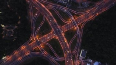 Akşam Kyiv 'deki Paton Köprüsü' nde trafik ışıkları ve arabalar Ukrayna 'nın yol kavşağı boyunca ilerliyor. Hava görüntüsü. video görüntüleri 4k kalite