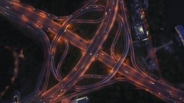 Akşam Kyiv 'deki Paton Köprüsü' nde trafik ışıkları ve arabalar Ukrayna 'nın yol kavşağı boyunca ilerliyor. Hava görüntüsü. video görüntüleri 4k kalite