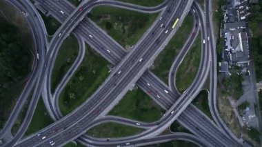 Akşam Kyiv 'deki Paton Köprüsü' nde trafik ışıkları ve arabalar Ukrayna 'nın yol kavşağı boyunca ilerliyor. Hava görüntüsü. video görüntüleri 4k kalite