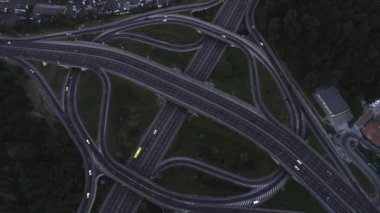 Akşam Kyiv 'deki Paton Köprüsü' nde trafik ışıkları ve arabalar Ukrayna 'nın yol kavşağı boyunca ilerliyor. Hava görüntüsü. video görüntüleri 4k kalite