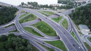 Akşam Kyiv 'deki Paton Köprüsü' nde trafik ışıkları ve arabalar Ukrayna 'nın yol kavşağı boyunca ilerliyor. Hava görüntüsü. video görüntüleri 4k kalite