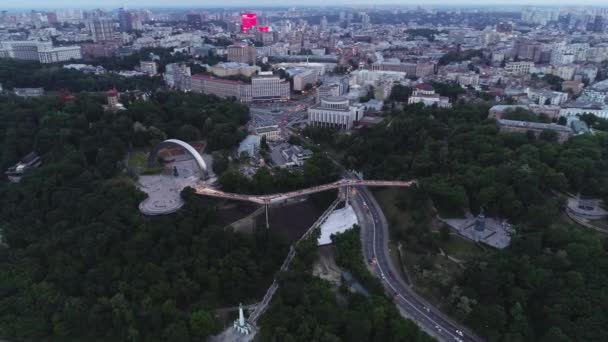 Flygfoto Över Gångbro Kiev Förbinder Två Parker Volodymyrska Gorka Och — Stockvideo