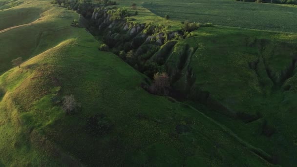 Letecký Pohled Kvalitě Krásné Krajiny Svěží Zelené Kopce Údolí Zelené — Stock video