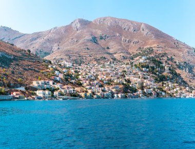 Yunanistan 'ın Suriye adası Dodecanese' deki geleneksel renkli evler denizinden manzara. Rodos adasından Yunanistan adalarına bir gezi
