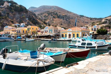 Yunan deniz manzarası Surmi adası limanı, ada tepelerinde evler, Rhodos adasından seyahat turları.