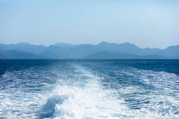 Uitzicht Vanaf Een Hogesnelheidsschip Blauwe Zee Met Een Bergachtige Kust — Stockfoto