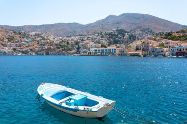 Yunan deniz manzarası Surmi adası limanı, ada tepelerinde evler, Rhodos adasından seyahat turları.