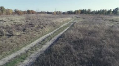 Sahaya FPV İHA 'sını gönderin. İHA 'da uçuş eğitimi. Hava görüntüsü. Başka bir İHA ile bir spor aracının izini sürmek