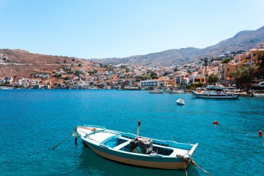 Yunan deniz manzarası Surmi adası limanı, ada tepelerinde evler, Rhodos adasından seyahat turları.