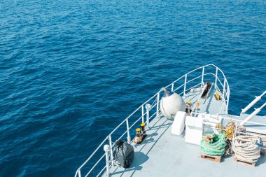 Feribot denizde yelken açar. Yunanistan adalarını dolaş. Feribot detaylarını kapat