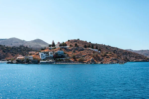 シミ島 ギリシャ ドデカネス島の伝統的なカラフルな家の海からの眺め 出発フェリーからの眺め — ストック写真