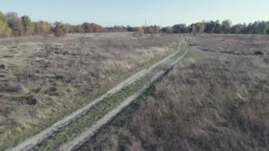 Sahaya FPV İHA 'sını gönderin. İHA 'da uçuş eğitimi. Hava görüntüsü. Başka bir İHA ile bir spor aracının izini sürmek