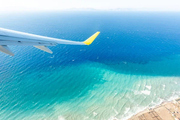 Vista Desde Ventana Del Avión Mar Durante Despegue Con Las —  Fotos de Stock