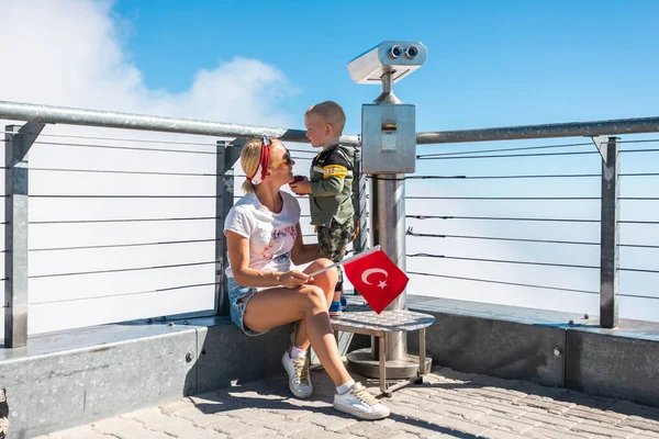 Młoda Turystka Stoi Plecami Kamery Flagą Turcji Rękach Fionie Panoramy — Zdjęcie stockowe