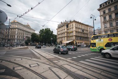 Viyana, Avusturya - 12 Temmuz 2019: Avusturya 'nın Viyana kenti Schwarzenbergplatz yakınlarındaki işlek cadde.