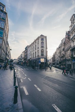 Brüksel, Belçika - 2 Mayıs 2019: Brüksel, Belçika 'nın tarihi merkezine yakın küçük bir sokak