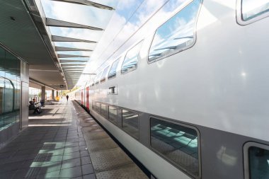 Modern yüksek hızlı tren tren tren istasyonuna varır.