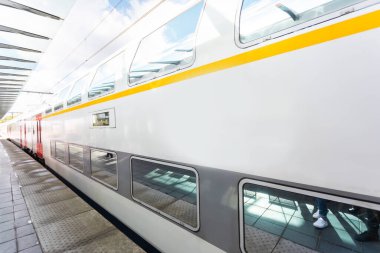 Modern yüksek hızlı tren tren tren istasyonuna varır.