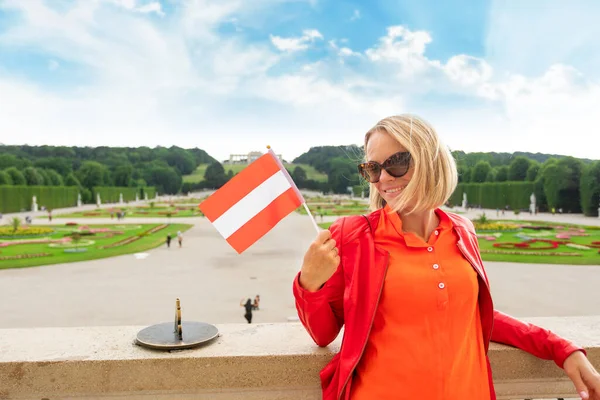 오스트리아 2019 아름다운 관광객 오스트리아 국기를 발코니에 — 스톡 사진