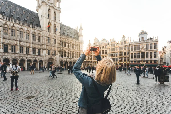 Una Joven Está Pie Con Espalda Cámara Toma Fotos Teléfono — Foto de Stock