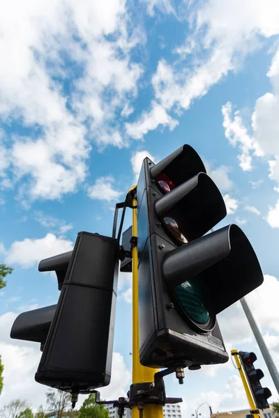 Two Way Traffic Light Blue Sky — ストック写真