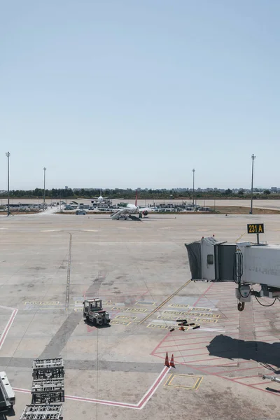アンタルヤ トルコ 2019年9月22日 空港での乗客の到着のための望遠鏡のはしごを準備します 空港の設備 — ストック写真