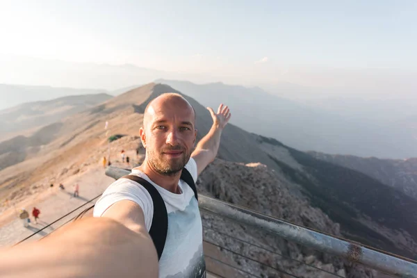 Young Male Tourist Stands Top Tahtali Mountain Turkey Viewing Platform — Stockfoto