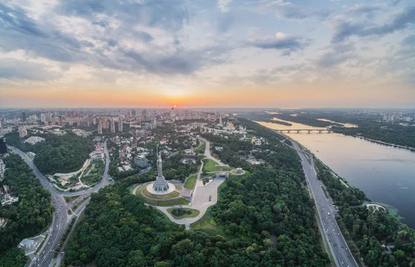 키예프 우크라이나 2019 키예프의 도시의 파노라마 우크라이나의 오렌지의 그늘과 일몰에 — 스톡 사진