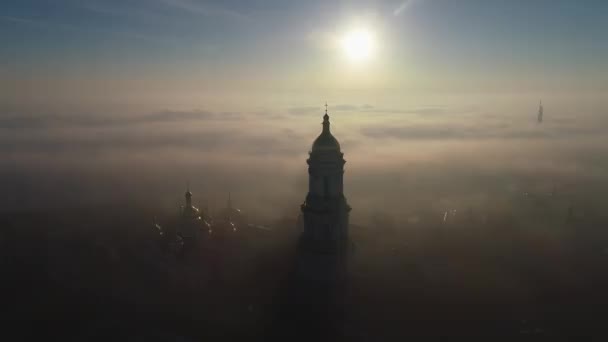 Vuelo Sobre Kiev Pechersk Lavra Amanecer Con Espesa Niebla Sol — Vídeo de stock