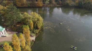 İnsansız hava aracından Uman, Ukrayna 'daki Sofiyivka Ulusal Dendroloji Parkı' na giden hava panoramik video. Kirke Karşıtı Ada Manzarası