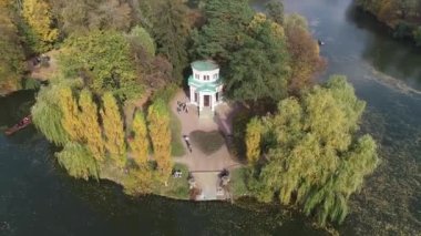 İnsansız hava aracından Uman, Ukrayna 'daki Sofiyivka Ulusal Dendroloji Parkı' na giden hava panoramik video. Kirke Karşıtı Ada Manzarası
