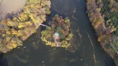 İnsansız hava aracından Uman, Ukrayna 'daki Sofiyivka Ulusal Dendroloji Parkı' na giden hava panoramik video. Kirke Karşıtı Ada Manzarası