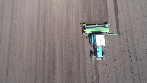 股票视频拖拉机正在穿过田野 在地面上滑行 以便进一步播种 耕种农田 — 图库视频影像