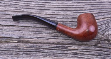 Çam ağacının üstünde tüttürme piposu. Üst görünüm.