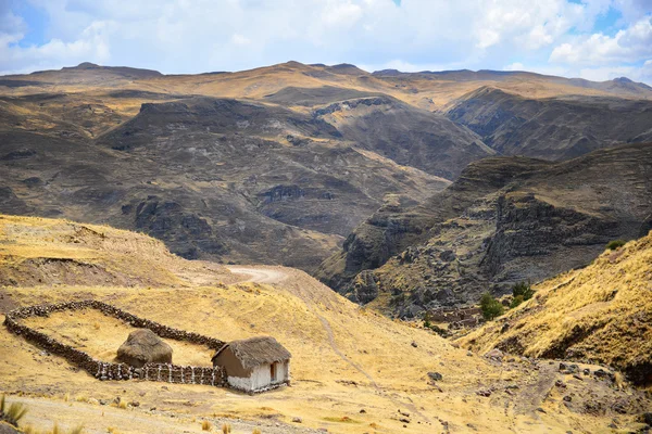 Little peasant hut in mountains — Stock Photo, Image