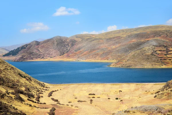 Озеро і пагорби в Перу — стокове фото
