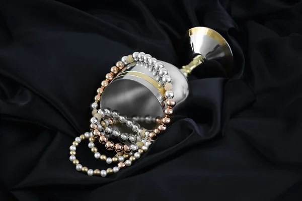 Gold, Silber und Perlen auf schwarzer Seide — Stockfoto