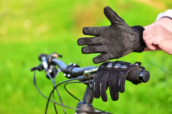 Mountainbiker draagt oude handschoenen — Stockfoto