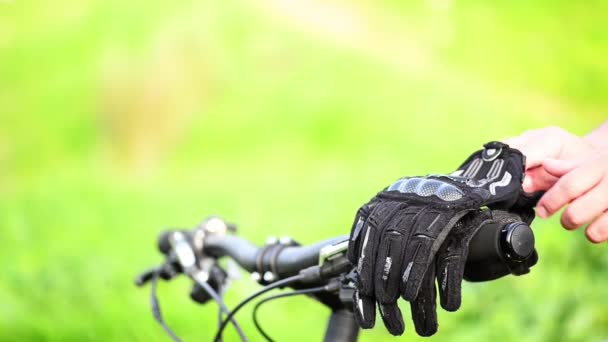 Ciclista de montaña usa guantes — Vídeo de stock