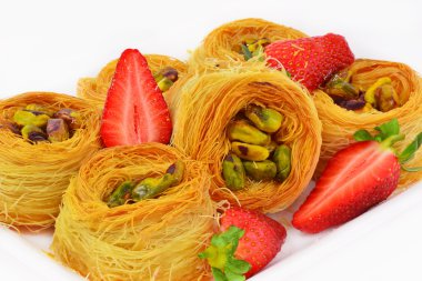 Antep fıstığı ve çilek ile baklava
