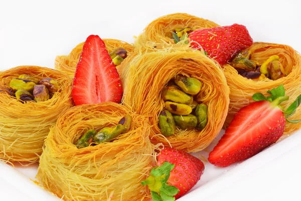 Antep fıstığı ve çilek ile baklava