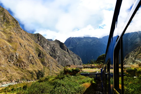 Peruvian train and ancient buildings — Stock Photo, Image